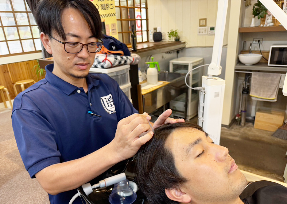 専用の培養液を頭皮に導入